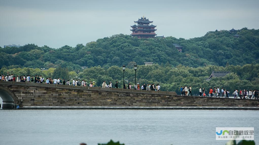 各大景区迎来游客