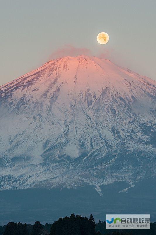 富士山雪顶开创空前历史纪录：雪初降雪引发罕见的破冰式话题讨论