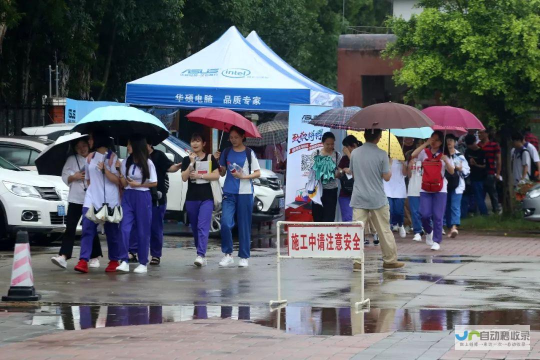 高考遇上暴雨天气 公安部门全力应对