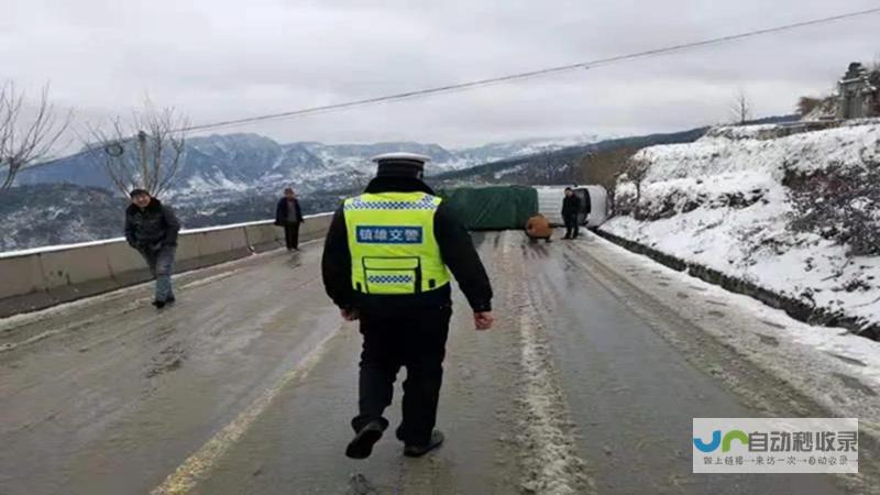 瑞雪中的交警战士 用行动诠释责任与担当