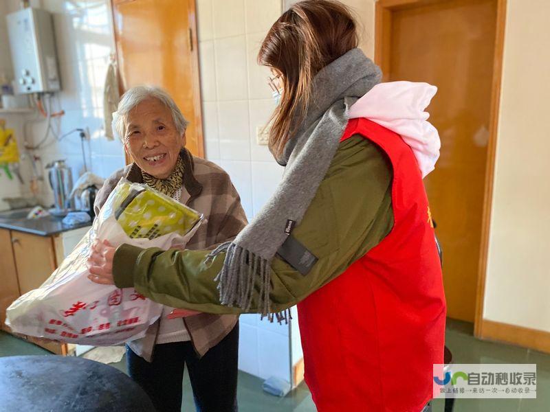 网友提醒老人观影时保持安静遭遇泼奶茶事件 事件回顾