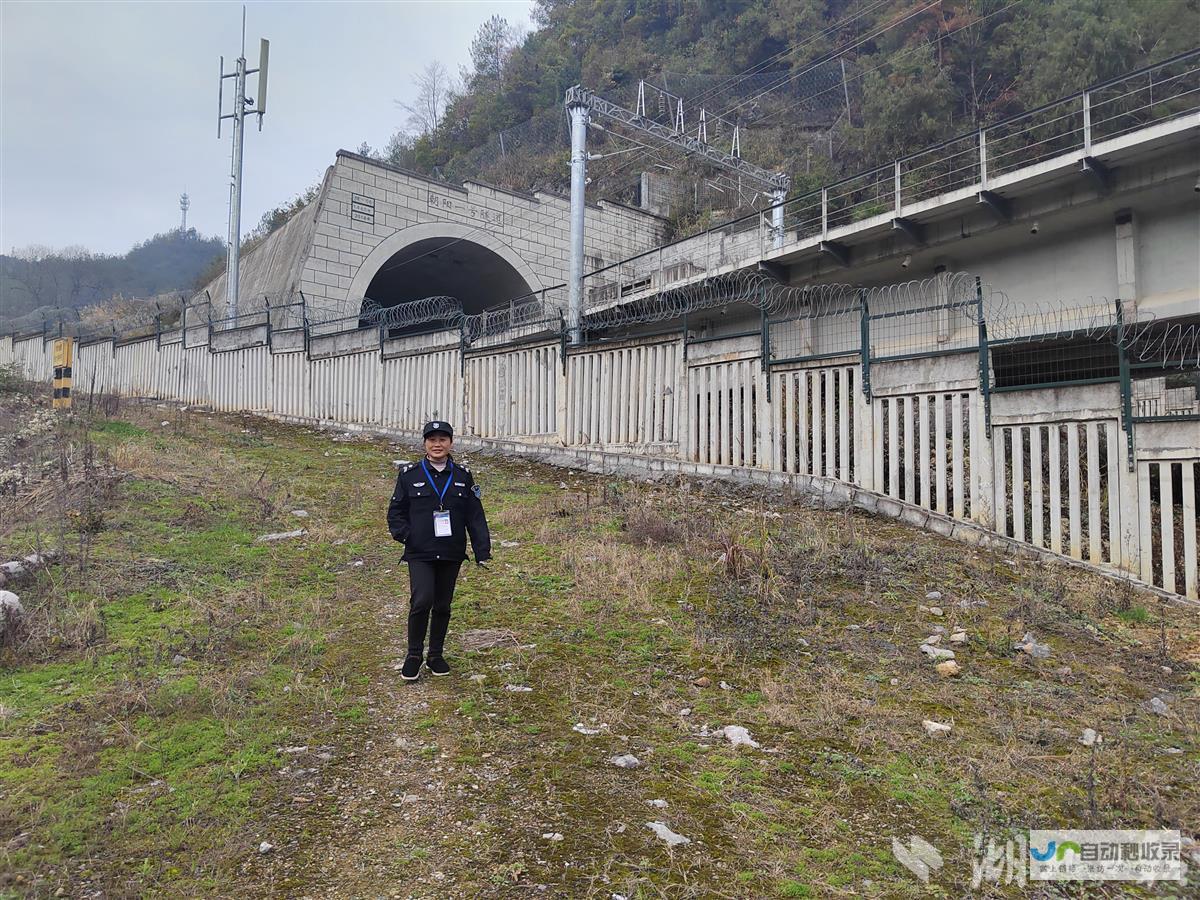 铁路工作者保障轨道交通勇往直前 在雪中的艰难前行