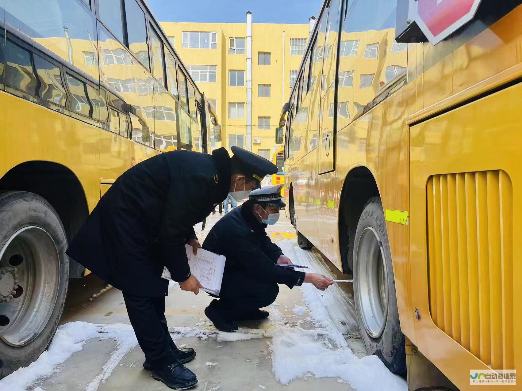 交警们走进校园 市媒关注 上好交通安全课