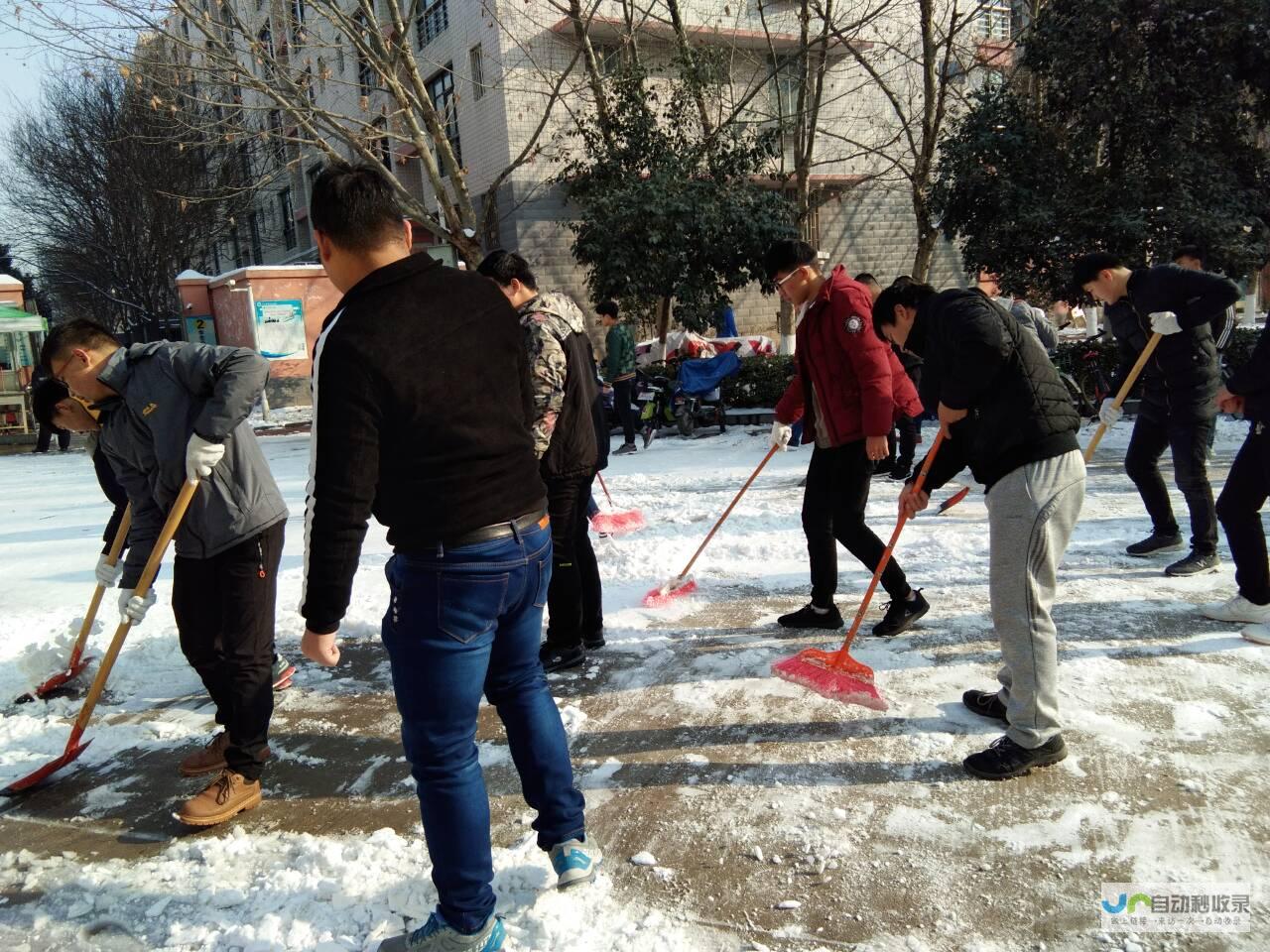 积极除雪作业 确保机场运行畅通无阻